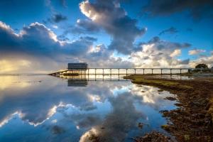 un reflejo del cielo en un cuerpo de agua en Isle of Wight Chalet, en Sandown