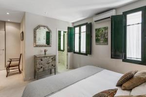 מיטה או מיטות בחדר ב-FAM Sevillian Townhouse