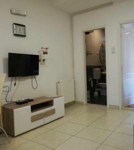 un soggiorno con una TV a schermo piatto su una parete di Guest House Ratko a Rafailovici