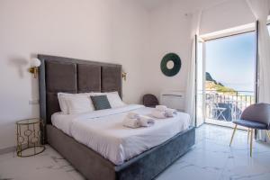 Voodi või voodid majutusasutuse Naro Suites and Rooms toas