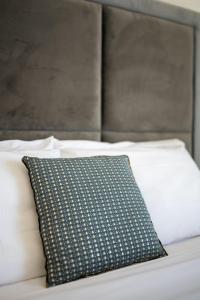 Voodi või voodid majutusasutuse Naro Suites and Rooms toas