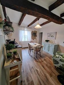 a kitchen and dining room with a table and chairs at Il Gelsomino Apartment in Pitigliano