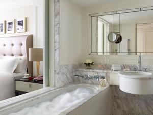 Ένα μπάνιο στο The Langham Hong Kong