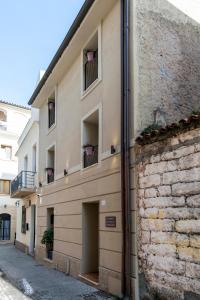um edifício com janelas e varandas numa rua em In centro da Viola - Eco Design Rooms em Olbia