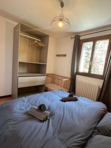 a bedroom with a blue bed with towels on it at Appartement rez de jardin, 2 chambres/ 4 personnes, garage. in Briançon