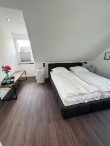 Postel nebo postele na pokoji v ubytování Dyke Appartements
