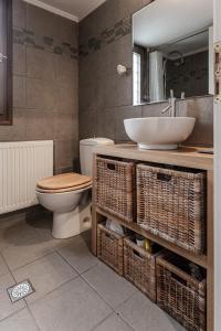 ein Badezimmer mit Toilette und Waschbecken in der Unterkunft ILOI’s Villa in peaceful Village w. Private Beach in Koropi + 49 Fotos