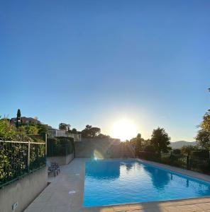 สระว่ายน้ำที่อยู่ใกล้ ๆ หรือใน Jolie maison Golfe de Saint-Tropez