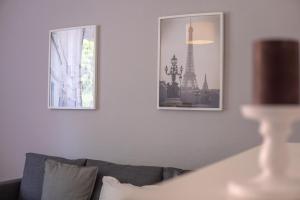 a living room with two pictures of the eiffel tower at "Purple Chill" Super Zentrale Ferienwohnung HBF-Messe-Buergerweide-CityGate-OVB Arena in Bremen +11 photos