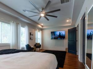a bedroom with a bed and a ceiling fan at Five75Lux ATL King Bed & Game Room Downtown in Atlanta