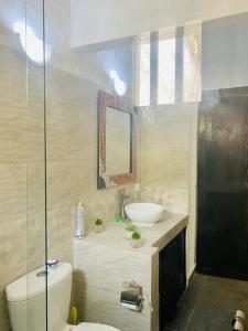 a bathroom with a toilet and a sink at Casa de Descanso in Melgar