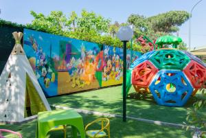 ein Spielplatz mit einem großen Ball und einer Spielstruktur in der Unterkunft Camping Parco Vacanza Partaccia 2 in Marina di Massa