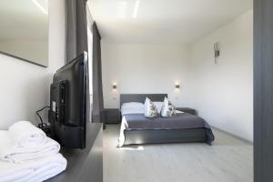 Postel nebo postele na pokoji v ubytování Borgo degli Ulivi Residence di Olympic Garda Lake
