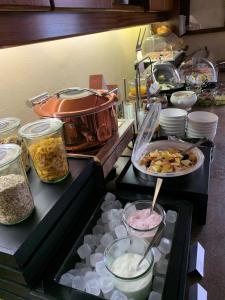 a buffet with many different types of food at Holskenbänd in Horstmar