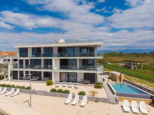 Bazén v ubytovaní Penthouse Jimmys Beach Privlaka, Wahnsinns Blick und beheiztem Pool alebo v jeho blízkosti