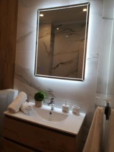 Ванна кімната в SUNNY HOLIDAYS APARTMENT