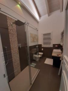 A bathroom at Villa Private Pool Luxury G&P Hot Tub