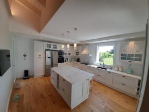 A kitchen or kitchenette at Villa Private Pool Luxury G&P Hot Tub