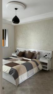 una camera con un grande letto di Tiwaline Tarsime App A a Sidi Ifni