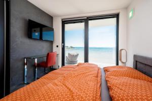 Posteľ alebo postele v izbe v ubytovaní Penthouse Jimmys Beach Privlaka, Wahnsinns Blick und beheiztem Pool + 37 fotografií