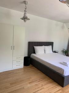 una camera con un letto e una parete bianca di Minimalist Apartment a Sofia