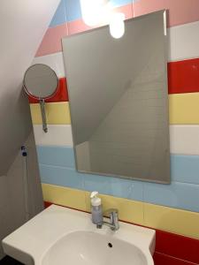 uma casa de banho com um lavatório e um espelho em Minimalist Apartment em Sófia