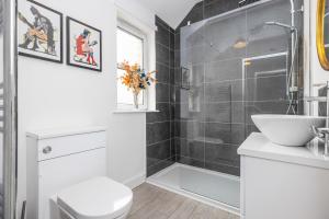 ein Badezimmer mit Dusche, Toilette und Waschbecken in der Unterkunft Cosy town centre cottage in Peebles + 5 Fotos