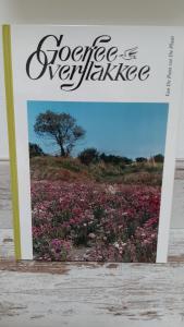 een boek met een foto van een bloemenveld bij Gastenverblijf Nummer 1 Sommelsdijk in Sommelsdijk