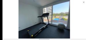 Fitness centrum a/nebo fitness zařízení v ubytování ทีพักติดหาดแหลม​แม่พิมพ์​Mantra Condo​ Rayong​