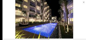 Bazén v ubytování ทีพักติดหาดแหลม​แม่พิมพ์​Mantra Condo​ Rayong​ nebo v jeho okolí