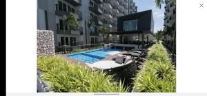 Bazén v ubytování ทีพักติดหาดแหลม​แม่พิมพ์​Mantra Condo​ Rayong​ nebo v jeho okolí