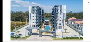 Bazén v ubytování ทีพักติดหาดแหลม​แม่พิมพ์​Mantra Condo​ Rayong​ nebo v jeho okolí