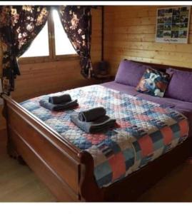 Rúm í herbergi á Country Bumpkin - Romantic Couples stay in Oakhill Cabin