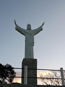 Una estatua de Cristo el redentor al atardecer en Estrela da Serra Hotel Fazenda, en Santo Antônio do Pinhal