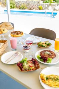 uma mesa com pratos de comida em Villa Agrithea em Kissamos