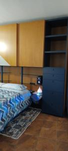Un dormitorio con una cama y un tocador al lado. en Luminoso tra i rami del Lago di Como, Sormano, en Sormano