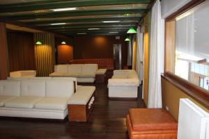 a waiting room with white couches and chairs at casa Luca Prato Verde 1 in Pescasseroli +14 photos