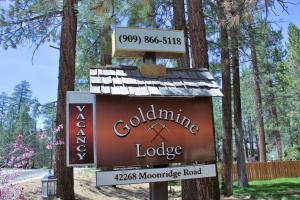 un cartello per un rifugio colombiano in un parco di Goldmine Lodge a Big Bear Lake