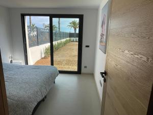 sypialnia z łóżkiem i widokiem na ocean w obiekcie BLUEBAY2 Bandol Appartement T2 Face à la mer w mieście Bandol