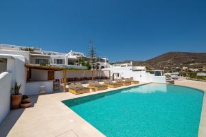 ein Swimmingpool an der Seite einer Villa in der Unterkunft Cavos in Agios Sostis