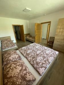 Postel nebo postele na pokoji v ubytování Rodinný penzion Kohoutek