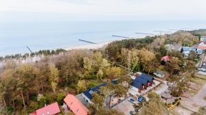 an overhead view of a house next to the beach at Domki na wydmie in Dziwnówek