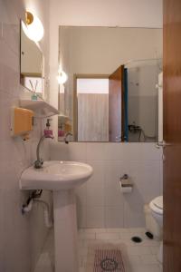 Koupelna v ubytování Wilde Rose Hotel + 32 fotografií