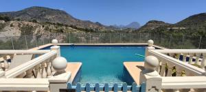 Casa Pura Vida في Relleu: مسبح في خلفية جبال +96 صورة