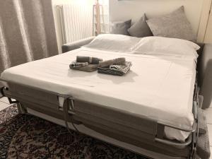 a bed with two towels and a pair of shoes on it at Maison Danielle: l’oasi di tranquillità a Bologna in Bologna