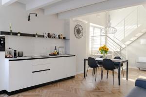 A kitchen or kitchenette at HomeThirtyFour