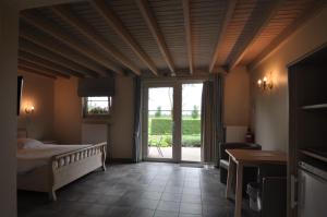 Postel nebo postele na pokoji v ubytování B&B Knotwilgenhoeve