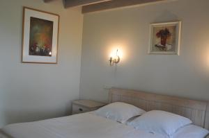 Postel nebo postele na pokoji v ubytování B&B Knotwilgenhoeve
