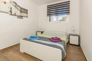 En eller flere senge i et værelse på Can Pons Apartment