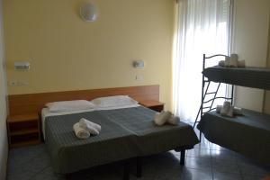En eller flere senger på et rom på Hotel Corona
